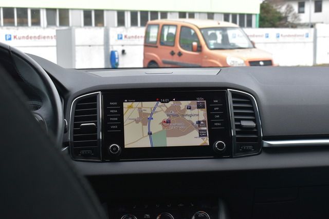 Fahrzeugabbildung SKODA Karoq 2.0 TDI DSG 4x4*FULL-LED*STANDHEIZ*CARPLAY