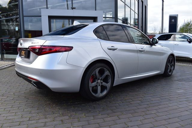 Fahrzeugabbildung Alfa Romeo Giulia Super 2.2 JTDm AT8 *NAVI*SPORT*18ZOLL*XEN