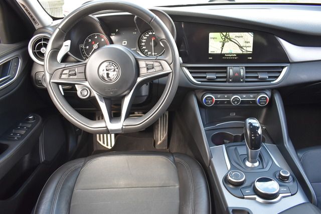 Fahrzeugabbildung Alfa Romeo Giulia Super 2.2 JTDm AT8 *NAVI*SPORT*18ZOLL*XEN