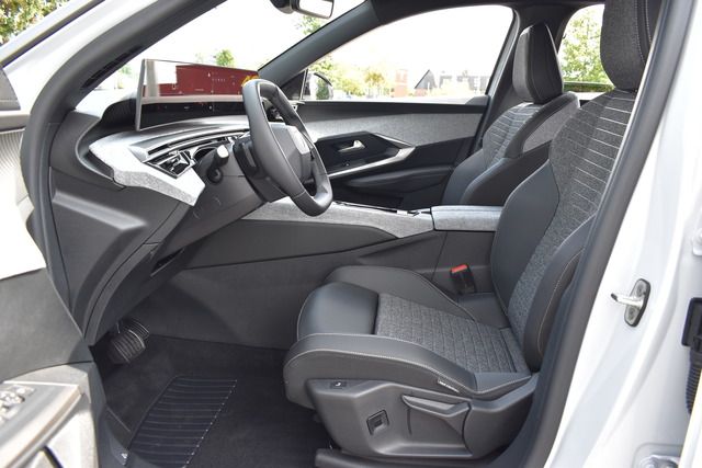 Fahrzeugabbildung Peugeot 3008 ALLURE HYBRID 145 e-DSC6*NEW MODELL*WENIG K