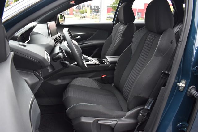Fahrzeugabbildung Peugeot 3008 PureTech 130 EAT8*KLIMA*NAVI*CARPLAY*KEYLES