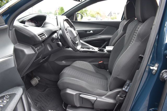 Fahrzeugabbildung Peugeot 3008 PureTech 130 EAT8*KLIMA*NAVI*CARPLAY*KEYLES