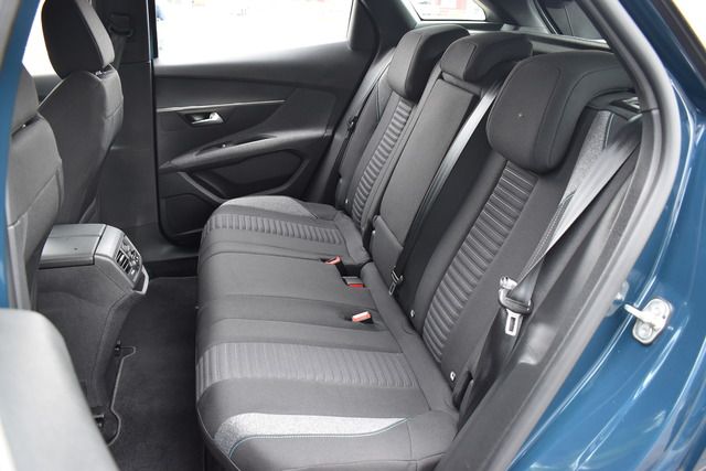 Fahrzeugabbildung Peugeot 3008 PureTech 130 EAT8*KLIMA*NAVI*CARPLAY*KEYLES