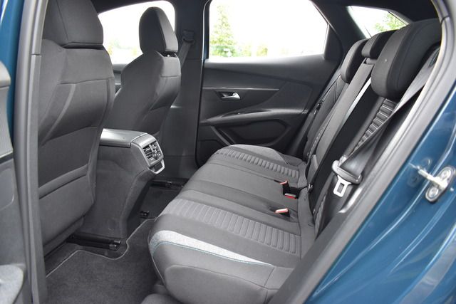 Fahrzeugabbildung Peugeot 3008 PureTech 130 EAT8*KLIMA*NAVI*CARPLAY*KEYLES