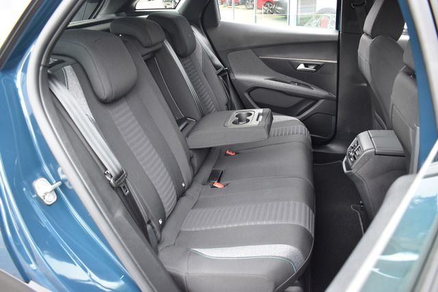 Fahrzeugabbildung Peugeot 3008 PureTech 130 EAT8*KLIMA*NAVI*CARPLAY*KEYLES