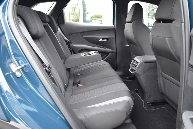 Fahrzeugabbildung Peugeot 3008 PureTech 130 EAT8*KLIMA*NAVI*CARPLAY*KEYLES