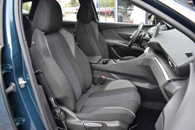 Fahrzeugabbildung Peugeot 3008 PureTech 130 EAT8*KLIMA*NAVI*CARPLAY*KEYLES