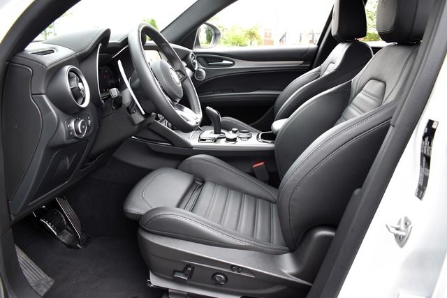 Fahrzeugabbildung Alfa Romeo Stelvio VELOCE Q4 AUTO*LED*CARPLAY*20 ZOLL*TRAUM