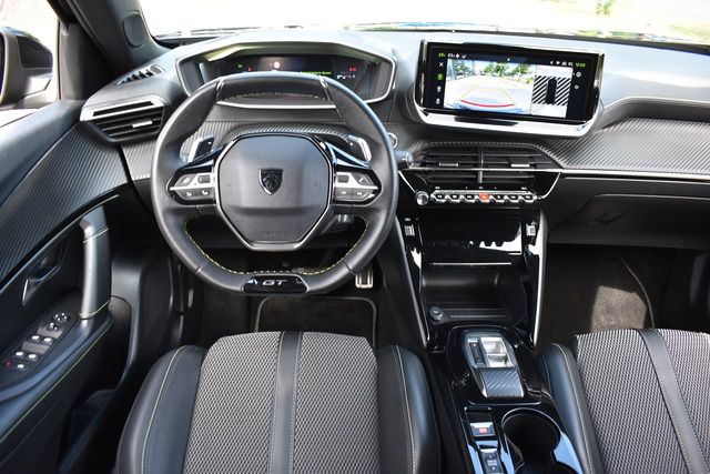 Fahrzeugabbildung Peugeot 2008 GT PT 130 EAT8 GT*MATRIX*BLACK-LINE*CARPLAY