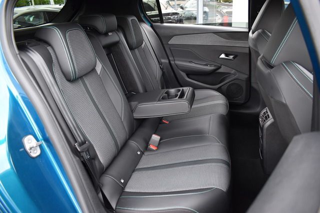 Fahrzeugabbildung Peugeot 308 ALLURE PT 130 EAT8 *FULL-LED*CARPLAY*SHZ*ALU