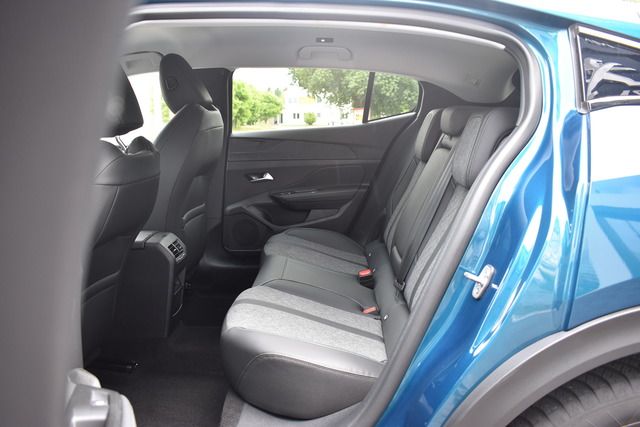 Fahrzeugabbildung Peugeot 408 ALLURE PT 130 EAT8*CARPLAY*MATRIX*TRAUMHAFT*