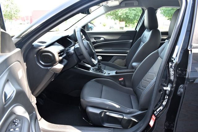 Fahrzeugabbildung Jeep Avenger Altitude 1.2 74 kW LED*CARPLAY*KLIMA*SHZ