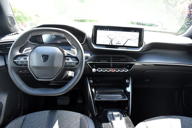 Fahrzeugabbildung Peugeot 2008 ALLURE PT 130 EAT8*FACELIFT*MATRIX*KEYLESS*