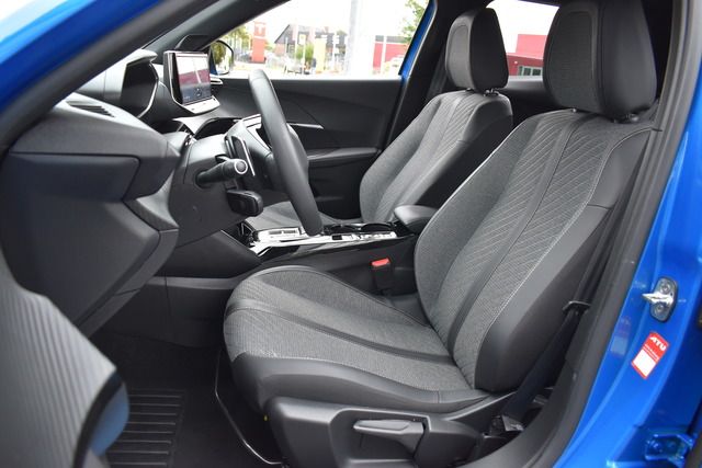 Fahrzeugabbildung Peugeot 2008 ALLURE PT 130 EAT8*FACELIFT*MATRIX*KEYLESS*