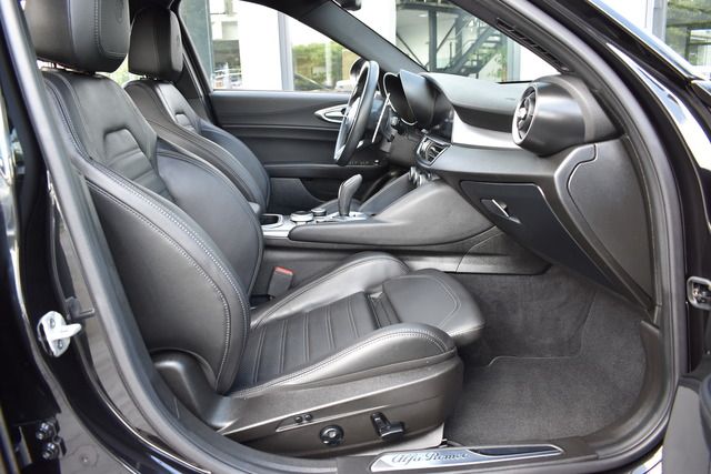 Fahrzeugabbildung Alfa Romeo Giulia VELOCE Q4*MATRIX*ACC*BLACK-LINE*WENIG KM*