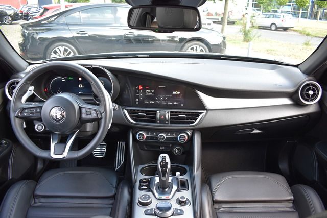 Fahrzeugabbildung Alfa Romeo Giulia VELOCE Q4*MATRIX*ACC*BLACK-LINE*WENIG KM*