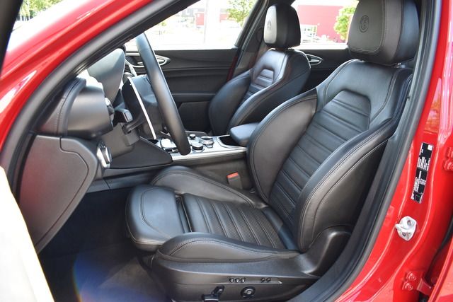 Fahrzeugabbildung Alfa Romeo Giulia VELOCE Q4*MATRIX*ACC*CARPLAY*F1*H&K SOUND