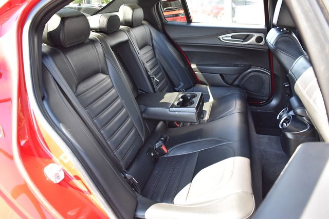 Fahrzeugabbildung Alfa Romeo Giulia VELOCE Q4*MATRIX*ACC*CARPLAY*F1*H&K SOUND