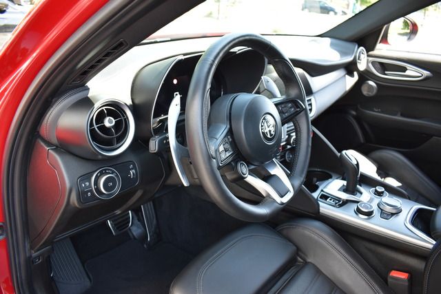 Fahrzeugabbildung Alfa Romeo Giulia VELOCE Q4*MATRIX*ACC*CARPLAY*F1*H&K SOUND