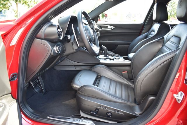 Fahrzeugabbildung Alfa Romeo Giulia VELOCE Q4*MATRIX*ACC*CARPLAY*F1*H&K SOUND