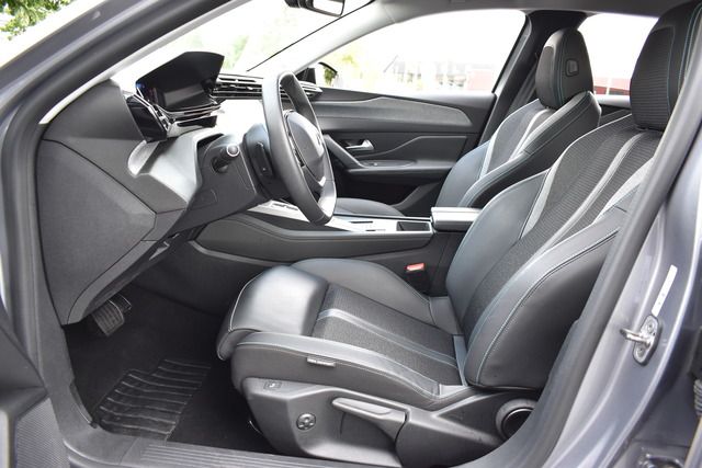 Fahrzeugabbildung Peugeot 308 ALLURE PT 130 EAT8 *FULL-LED*CARPLAY*SHZ*ALU