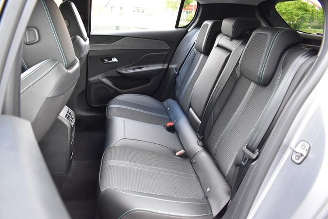 Fahrzeugabbildung Peugeot 308 ALLURE PT 130 EAT8 *FULL-LED*CARPLAY*SHZ*ALU