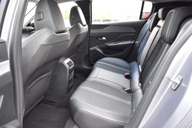 Fahrzeugabbildung Peugeot 308 ALLURE PT 130 EAT8 *FULL-LED*CARPLAY*SHZ*ALU