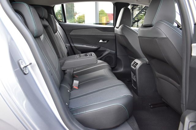 Fahrzeugabbildung Peugeot 308 ALLURE PT 130 EAT8 *FULL-LED*CARPLAY*SHZ*ALU