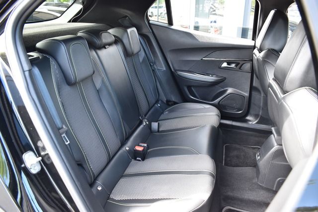 Fahrzeugabbildung Peugeot 2008 GT PT 130 EAT8 GT*MATRIX*BLACK-LINE*CARPLAY