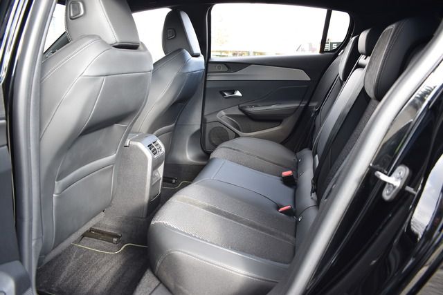 Fahrzeugabbildung Peugeot 308 GT PT 130 EAT8 FOCAL*MATRIX*CARPLAY*MY2024*