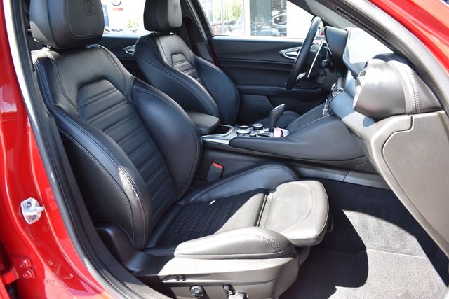 Fahrzeugabbildung Alfa Romeo Giulia VELOCE Q4*MATRIX*ACC*CARPLAY*F1*H&K SOUND