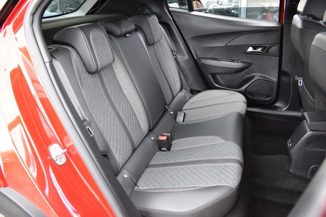 Fahrzeugabbildung Peugeot 2008 ALLURE PT 130 EAT8*FACELIFT*MATRIX*KEYLESS*