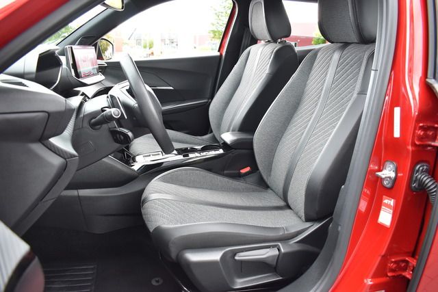 Fahrzeugabbildung Peugeot 2008 ALLURE PT 130 EAT8*FACELIFT*MATRIX*KEYLESS*