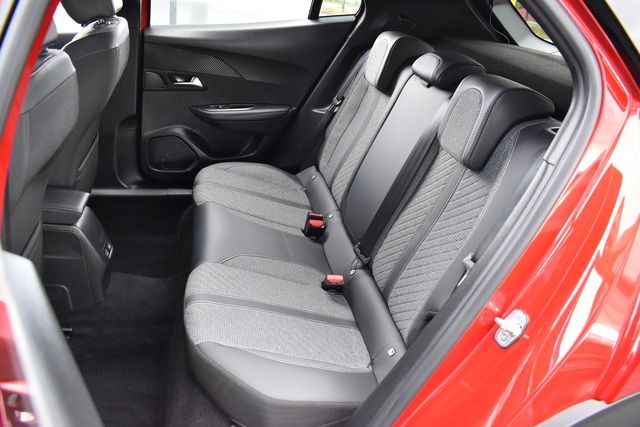 Fahrzeugabbildung Peugeot 2008 ALLURE PT 130 EAT8*FACELIFT*MATRIX*KEYLESS*