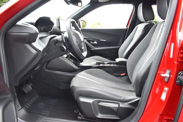 Fahrzeugabbildung Peugeot 2008 ALLURE PT 130 EAT8*FACELIFT*MATRIX*KEYLESS*