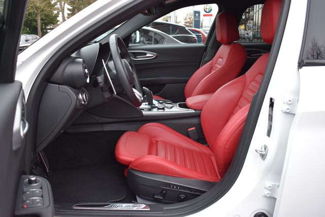 Fahrzeugabbildung Alfa Romeo Giulia VELOCE Q4*MATRIX*CARPLAY*NAVI*F1*TRAUM*