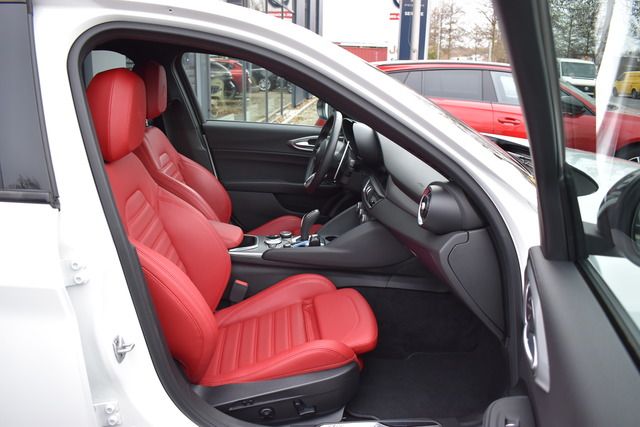 Fahrzeugabbildung Alfa Romeo Giulia VELOCE Q4*MATRIX*CARPLAY*NAVI*F1*TRAUM*