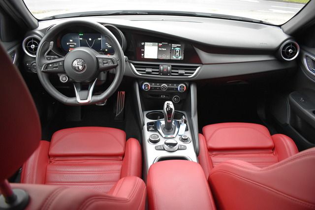 Fahrzeugabbildung Alfa Romeo Giulia VELOCE Q4*MATRIX*CARPLAY*NAVI*F1*TRAUM*