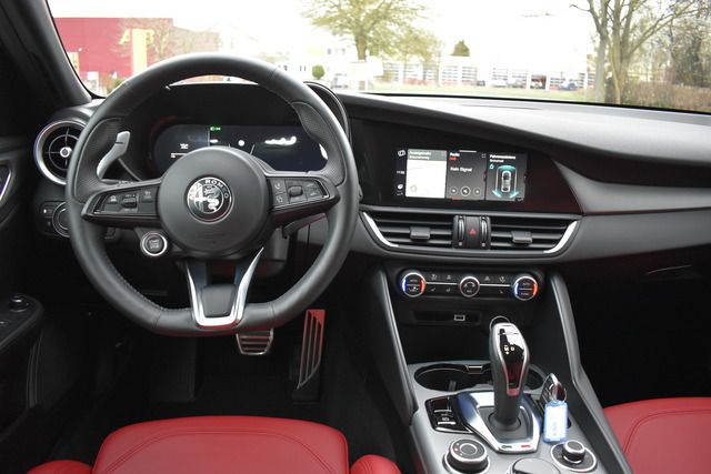 Fahrzeugabbildung Alfa Romeo Giulia VELOCE Q4*MATRIX*CARPLAY*NAVI*F1*TRAUM*