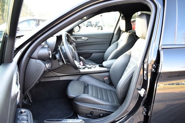 Fahrzeugabbildung Alfa Romeo Giulia VELOCE Q4*WENIG KM*MATRIX*F1*H&K*CARPLAY*