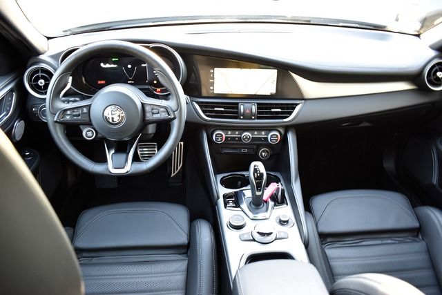 Fahrzeugabbildung Alfa Romeo Giulia VELOCE Q4*WENIG KM*MATRIX*F1*H&K*CARPLAY*