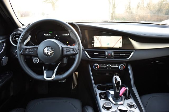 Fahrzeugabbildung Alfa Romeo Giulia VELOCE Q4*WENIG KM*MATRIX*F1*H&K*CARPLAY*