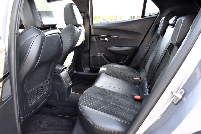 Fahrzeugabbildung Peugeot 2008 GT PT 130 EAT8 GT*MATRIX*PANO*SHZ*CARPLAY*