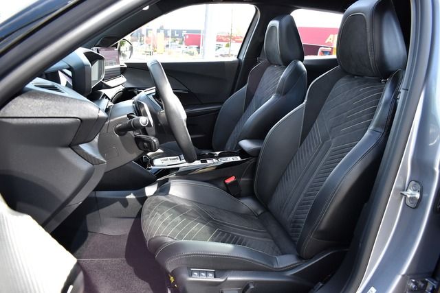 Fahrzeugabbildung Peugeot 2008 GT PT 130 EAT8 GT*MATRIX*PANO*SHZ*CARPLAY*