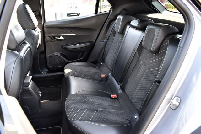 Fahrzeugabbildung Peugeot 2008 GT PT 130 EAT8 GT*MATRIX*PANO*SHZ*CARPLAY*