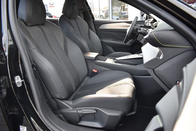 Fahrzeugabbildung Peugeot 308 GT PT 130 EAT8 FOCAL*MATRIX*CARPLAY*MY2024*