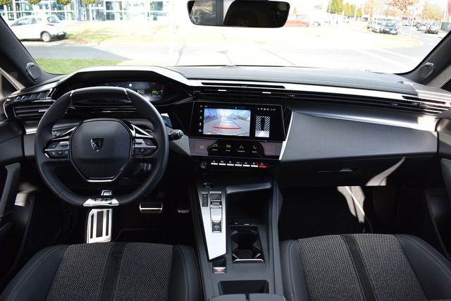 Fahrzeugabbildung Peugeot 308 GT PT 130 EAT8 FOCAL*MATRIX*CARPLAY*MY2024*