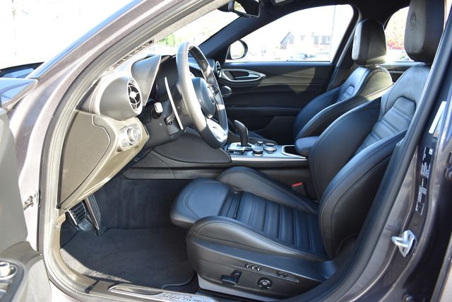 Fahrzeugabbildung Alfa Romeo Giulia VELOCE Q4*MATRIX*ACC*CARPLAY*F1*H&K SOUND