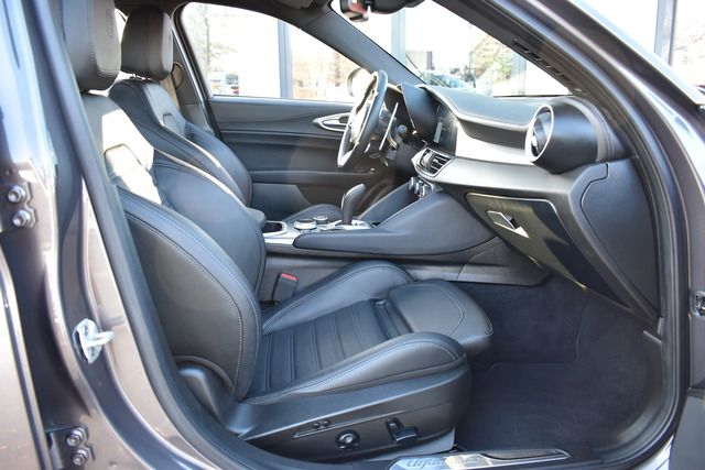 Fahrzeugabbildung Alfa Romeo Giulia VELOCE Q4*MATRIX*ACC*CARPLAY*F1*H&K SOUND