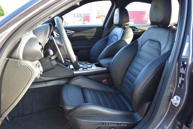 Fahrzeugabbildung Alfa Romeo Giulia VELOCE Q4*MATRIX*ACC*CARPLAY*F1*H&K SOUND